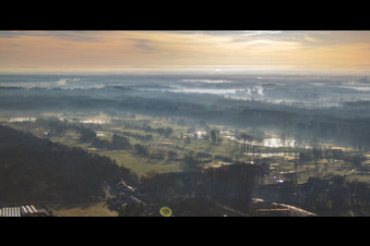 Vue aérienne de Golf Club Dreihof dans la brume du nord-ouest à le quartier Dreihof in Essingen dans le département Rhénanie-Palatinat, Allemagne