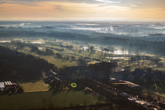 Vue aérienne de Golf Club Dreihof dans la brume du nord-ouest à le quartier Dreihof in Essingen dans le département Rhénanie-Palatinat, Allemagne