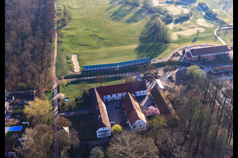 Vue aérienne de Clubhouse du parcours de golf Landgut Dreihof - GOLF absolu le matin à le quartier Dreihof in Essingen dans le département Rhénanie-Palatinat, Allemagne