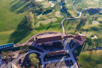 Vue aérienne de Clubhouse du parcours de golf Landgut Dreihof - GOLF absolu le matin à le quartier Dreihof in Essingen dans le département Rhénanie-Palatinat, Allemagne