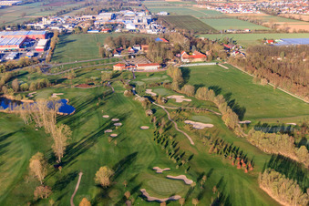 Golf Course Landgut Dreihof - GOLF absolu le matin à le quartier Dreihof in Essingen dans le département Rhénanie-Palatinat, Allemagne du point de vue du drone