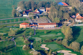 Photographie aérienne de Clubhouse du parcours de golf Landgut Dreihof - GOLF absolu le matin à le quartier Dreihof in Essingen dans le département Rhénanie-Palatinat, Allemagne