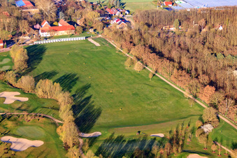 Vue oblique de Clubhouse du parcours de golf Landgut Dreihof - GOLF absolu le matin à le quartier Dreihof in Essingen dans le département Rhénanie-Palatinat, Allemagne
