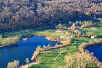 Vue oblique de Golf Course Landgut Dreihof - GOLF absolu le matin à le quartier Dreihof in Essingen dans le département Rhénanie-Palatinat, Allemagne