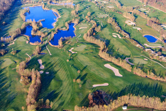 Vue oblique de Golf Course Landgut Dreihof - GOLF absolu le matin à le quartier Dreihof in Essingen dans le département Rhénanie-Palatinat, Allemagne