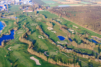Golf Course Landgut Dreihof - GOLF absolu le matin à le quartier Dreihof in Essingen dans le département Rhénanie-Palatinat, Allemagne d'en haut