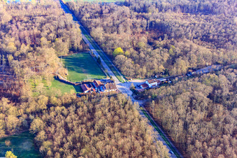 Vue aérienne de Country Inn Zum Waldhaus à l'ancienne gare Hochstadt (Palatinat) à le quartier Niederhochstadt in Hochstadt dans le département Rhénanie-Palatinat, Allemagne