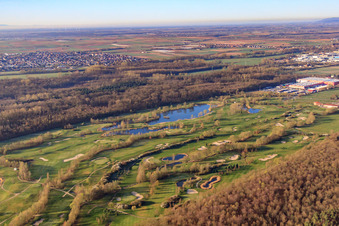 Golf Course Landgut Dreihof - GOLF absolu le matin à le quartier Dreihof in Essingen dans le département Rhénanie-Palatinat, Allemagne du point de vue du drone