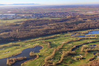 Golf Course Landgut Dreihof - GOLF absolu le matin à le quartier Dreihof in Essingen dans le département Rhénanie-Palatinat, Allemagne d'un drone