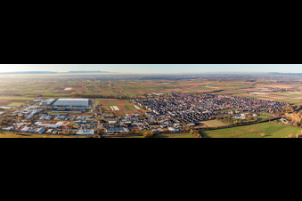 Vue aérienne de Panorama de la ville au printemps depuis le nord à Offenbach an der Queich dans le département Rhénanie-Palatinat, Allemagne