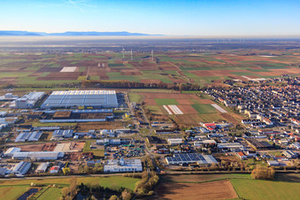 Photographie aérienne de Zone industrielle Interpark vue du nord avec Progroup Board GmbH et le centre logistique Mercedes-Benz à Offenbach an der Queich dans le département Rhénanie-Palatinat, Allemagne
