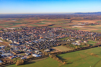 Vue aérienne de Vue d'ensemble de la ville au printemps depuis le nord à Offenbach an der Queich dans le département Rhénanie-Palatinat, Allemagne