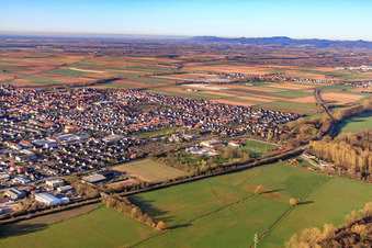 Vue aérienne de Vue d'ensemble de la ville au printemps depuis le nord à Offenbach an der Queich dans le département Rhénanie-Palatinat, Allemagne