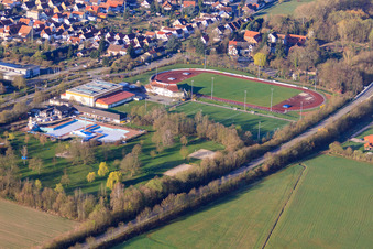 Vue aérienne de Stade du FSV Offenbach et Queichtalbad vus du nord-est à Offenbach an der Queich dans le département Rhénanie-Palatinat, Allemagne