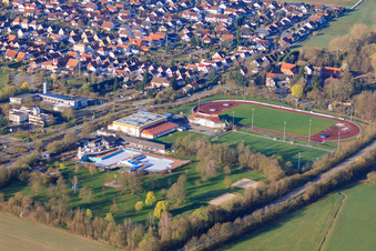 Photographie aérienne de Stade du FSV Offenbach et Queichtalbad vus du nord-est à Offenbach an der Queich dans le département Rhénanie-Palatinat, Allemagne