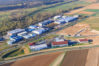 Vue aérienne de Parc industriel W II en développement avec Raiffeisen Agrarhandel Pfalz GmbH (Herxheim) et Krapp Objekte à Herxheim bei Landau dans le département Rhénanie-Palatinat, Allemagne