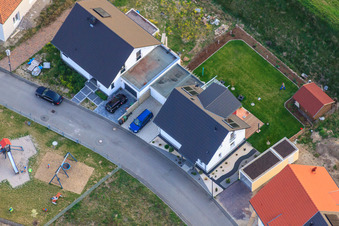 Forstlandallee à Jockgrim dans le département Rhénanie-Palatinat, Allemagne du point de vue du drone