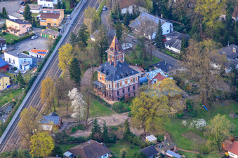 Vue aérienne de Parc avec villa de Gebr. Kuhn Baustoffhandelsgesellschaft mbH à Jockgrim dans le département Rhénanie-Palatinat, Allemagne