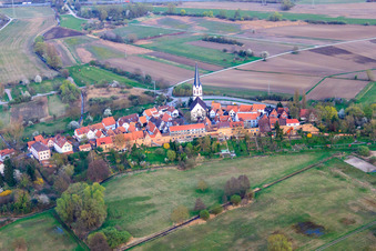 Vue aérienne de Église Saint-Denys près des remparts de la ville de Hinterstädtel à Jockgrim dans le département Rhénanie-Palatinat, Allemagne