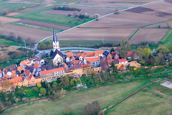 Vue aérienne de Église Saint-Denys près des remparts de la ville de Hinterstädtel à Jockgrim dans le département Rhénanie-Palatinat, Allemagne