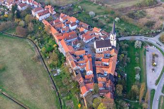 Photographie aérienne de Église Saint-Denys près des remparts de la ville de Hinterstädtel à Jockgrim dans le département Rhénanie-Palatinat, Allemagne
