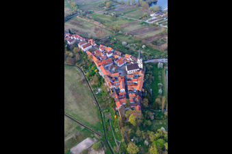Vue oblique de Église Saint-Denys près des remparts de la ville de Hinterstädtel à Jockgrim dans le département Rhénanie-Palatinat, Allemagne