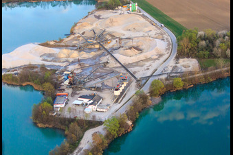 Vue aérienne de À l'usine de gravier avec Holcim Kies und Beton GmbH à Rheinzabern dans le département Rhénanie-Palatinat, Allemagne