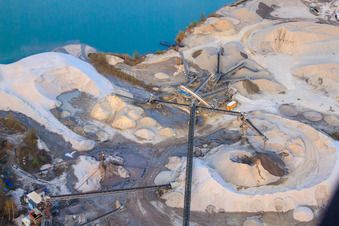 Vue aérienne de À l'usine de gravier avec Holcim Kies und Beton GmbH à Rheinzabern dans le département Rhénanie-Palatinat, Allemagne