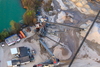 Vue oblique de À l'usine de gravier avec Holcim Kies und Beton GmbH à Rheinzabern dans le département Rhénanie-Palatinat, Allemagne