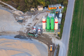 À l'usine de gravier avec Holcim Kies und Beton GmbH à Rheinzabern dans le département Rhénanie-Palatinat, Allemagne hors des airs