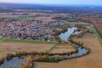 Vue aérienne de Monument aux poissons sur le barrage du Rhin à Leimersheim dans le département Rhénanie-Palatinat, Allemagne