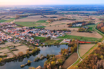 Vue aérienne de Monument aux poissons sur le barrage du Rhin à Leimersheim dans le département Rhénanie-Palatinat, Allemagne