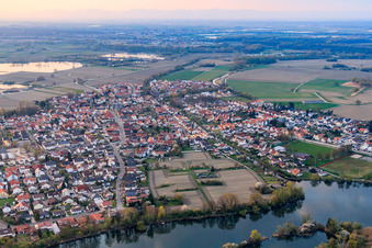 Vue aérienne de Vue du village depuis le sud-est à Leimersheim dans le département Rhénanie-Palatinat, Allemagne