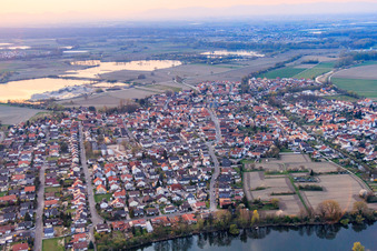 Vue aérienne de Vue du village depuis le sud-est à Leimersheim dans le département Rhénanie-Palatinat, Allemagne