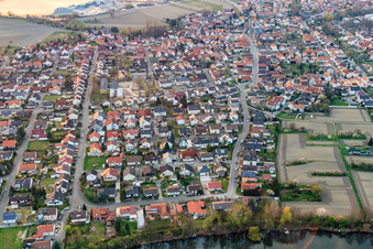Vue du village depuis le sud-est à Leimersheim dans le département Rhénanie-Palatinat, Allemagne d'en haut