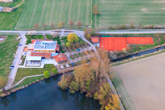 Vue aérienne de Hugo-Dörrler-Halle et court de tennis du TC 1983 eV Leimersheim à la station de pompage Leimersheim à Leimersheim dans le département Rhénanie-Palatinat, Allemagne