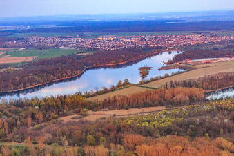 Vue aérienne de Lac de carrière de Rohrköpfle à Linkenheim-Hochstetten dans le département Bade-Wurtemberg, Allemagne
