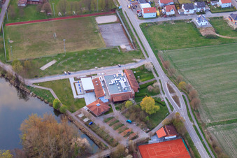 Vue aérienne de Hugo-Dörrler-Halle et à la station de pompage Leimersheim à Leimersheim dans le département Rhénanie-Palatinat, Allemagne