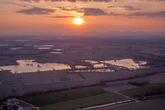 Vue aérienne de Coucher de soleil sur le paysage avec le lac colore le ciel en orange violet à Neupotz dans le département Rhénanie-Palatinat, Allemagne