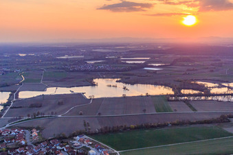Vue aérienne de Coucher de soleil au lac de la carrière à Leimersheim dans le département Rhénanie-Palatinat, Allemagne