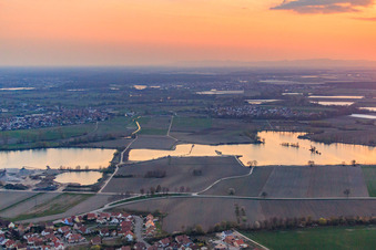 Vue aérienne de Coucher de soleil au lac de la carrière à Leimersheim dans le département Rhénanie-Palatinat, Allemagne