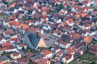 Vue aérienne de Bâtiment d'église au centre du village à Leimersheim dans le département Rhénanie-Palatinat, Allemagne