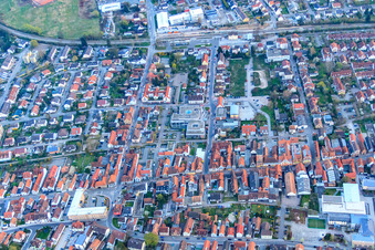 Vue aérienne de Caisse d'épargne et administration municipale à Gartenstr à Kandel dans le département Rhénanie-Palatinat, Allemagne