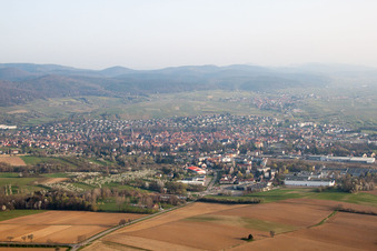 Vue aérienne de Du sud-est à Wissembourg dans le département Bas Rhin, France