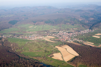 Lembach dans le département Bas Rhin, France du point de vue du drone