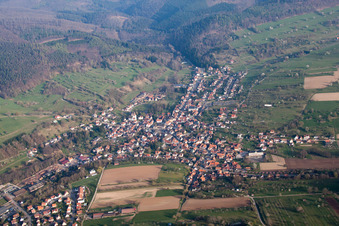 Lembach dans le département Bas Rhin, France vu d'un drone