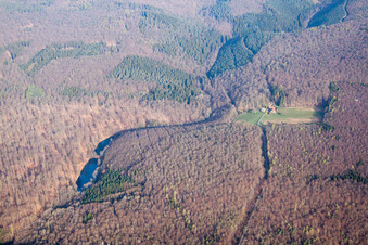 Mattstall dans le département Bas Rhin, France du point de vue du drone