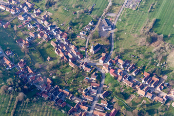 Vue aérienne de Champs agricoles et terres agricoles à Langensoultzbach dans le département Bas Rhin, France