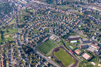 Vue aérienne de Ensemble d'installations sportives terrain de football synthétique à Niederbronn-les-Bains dans le département Bas Rhin, France