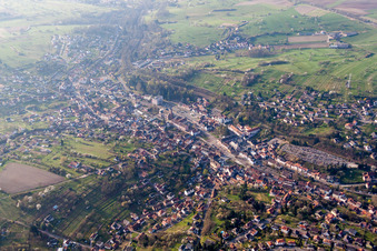 Vue aérienne de Vue des rues et des maisons dans les quartiers résidentiels à Niederbronn-les-Bains dans le département Bas Rhin, France